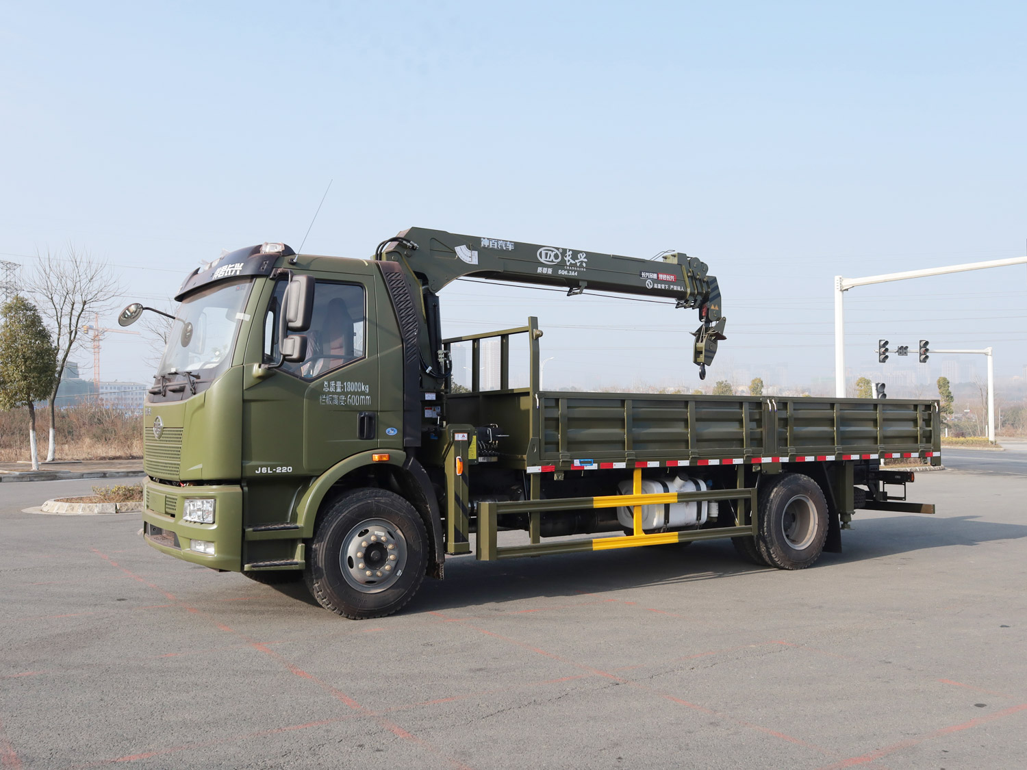 解放J6L單排上裝長興6.3噸直臂式吊機(jī)（軍綠色）