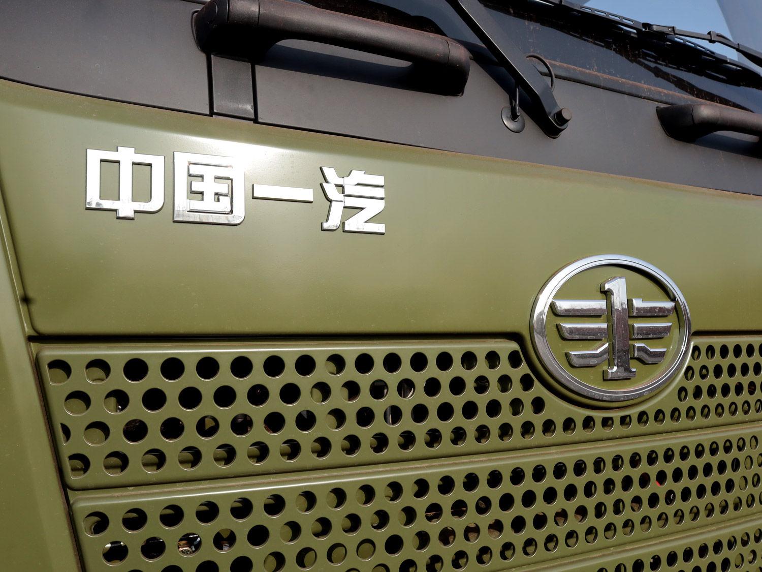 解放J6L單排上裝長興6.3噸直臂式吊機(jī)（軍綠色）