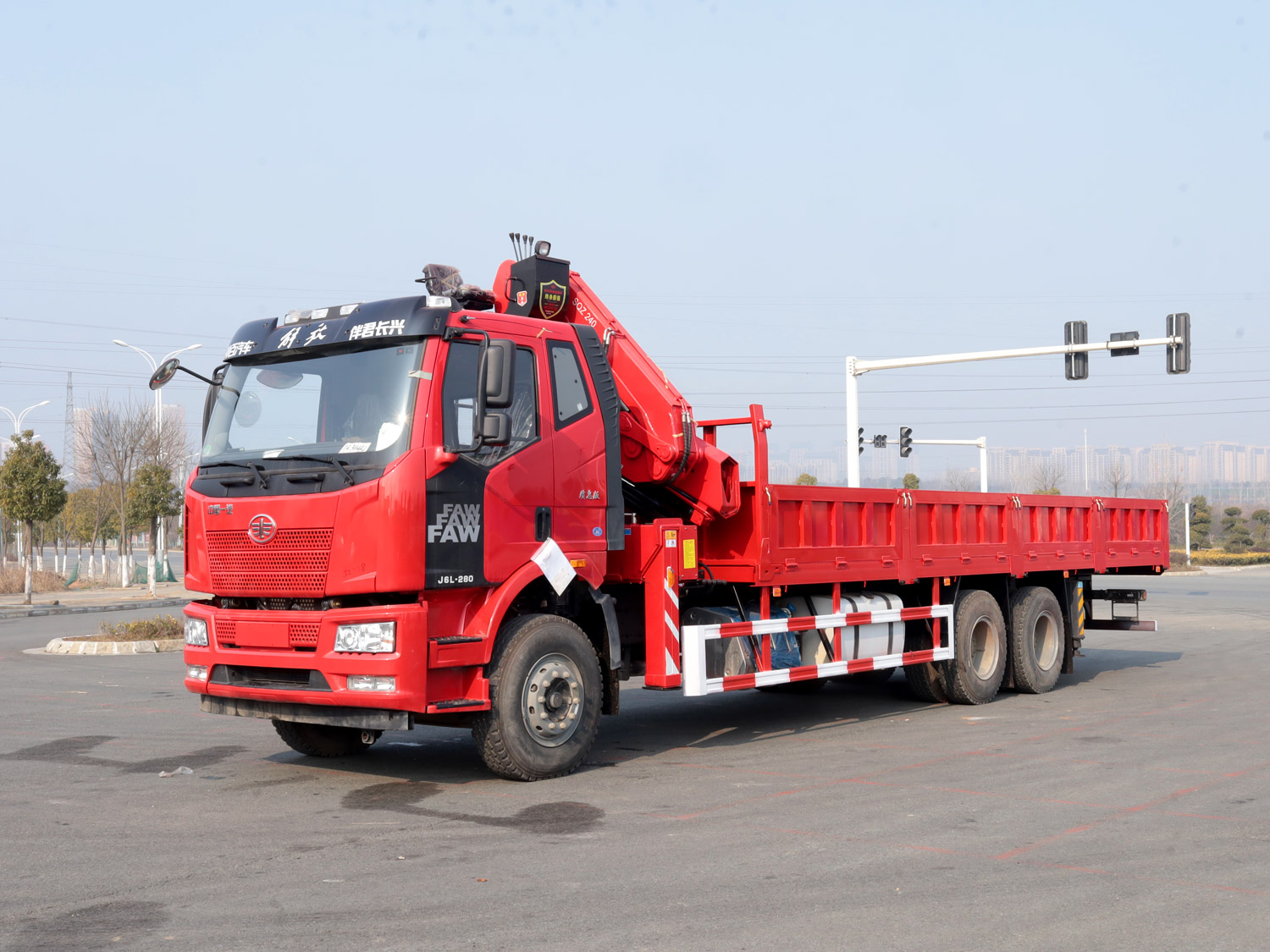 解放J6L后雙橋上裝長興12噸折臂式吊機 解放J6L后雙橋上裝長興12噸折臂式吊機