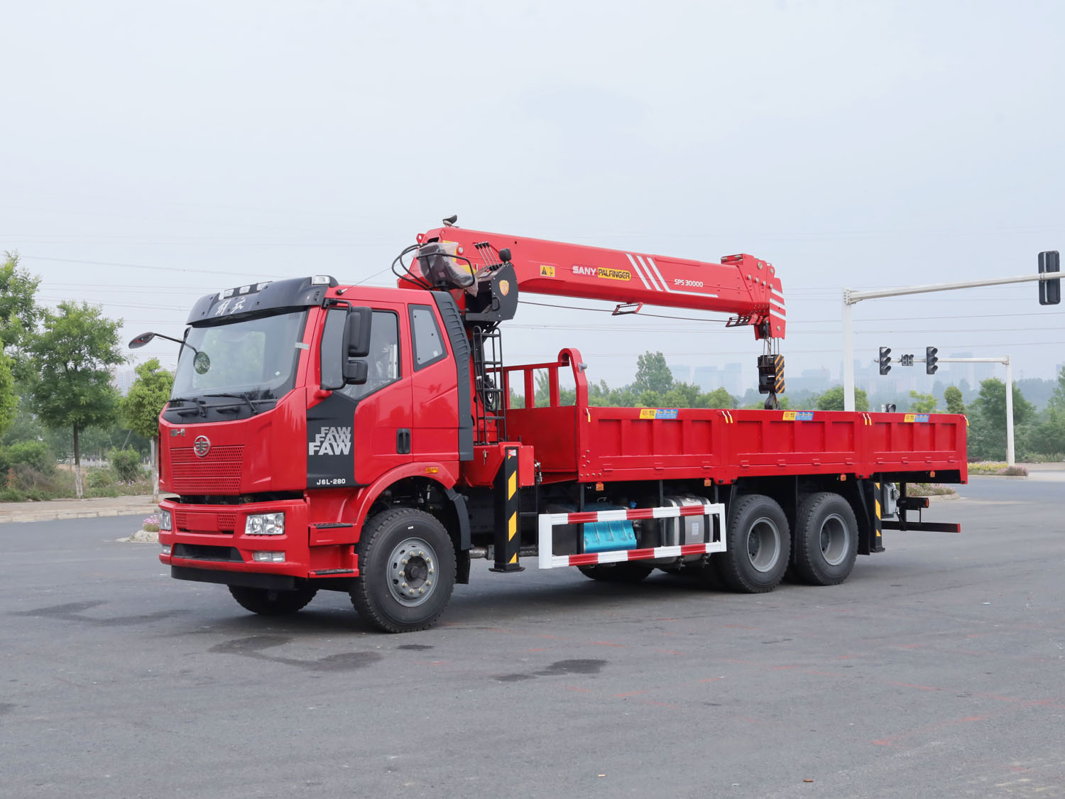 解放J6L后雙橋上裝三一12噸直臂式吊機(短軸距) 解放J6L后雙橋上裝三一12噸直臂式吊機(短軸距)