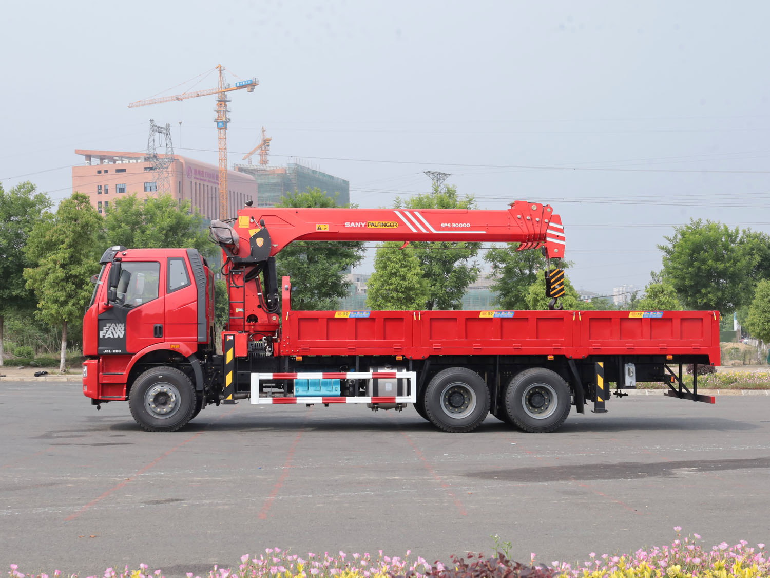 解放J6L后雙橋上裝三一12噸直臂式吊機(短軸距) 解放J6L后雙橋上裝三一12噸直臂式吊機(短軸距)