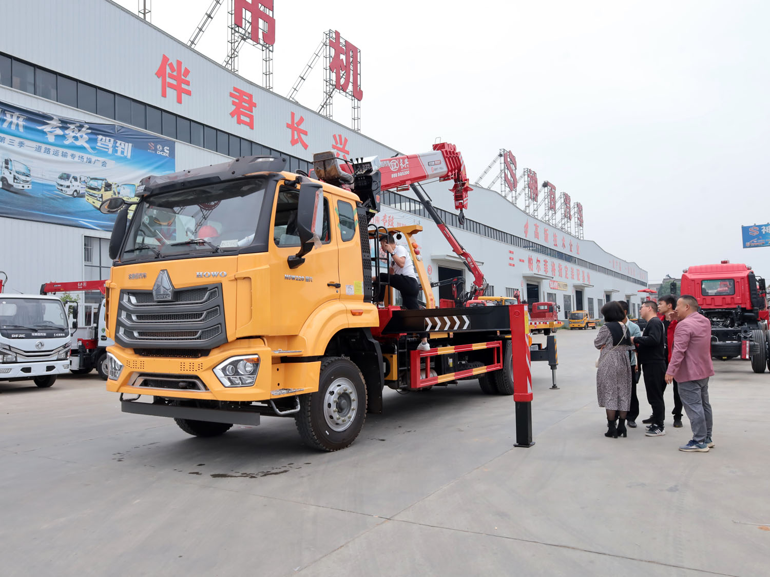 重汽豪沃排半上裝長興8噸直臂式吊機(清障帶吊) 重汽豪沃排半上裝長興8噸直臂式吊機(清障帶吊)