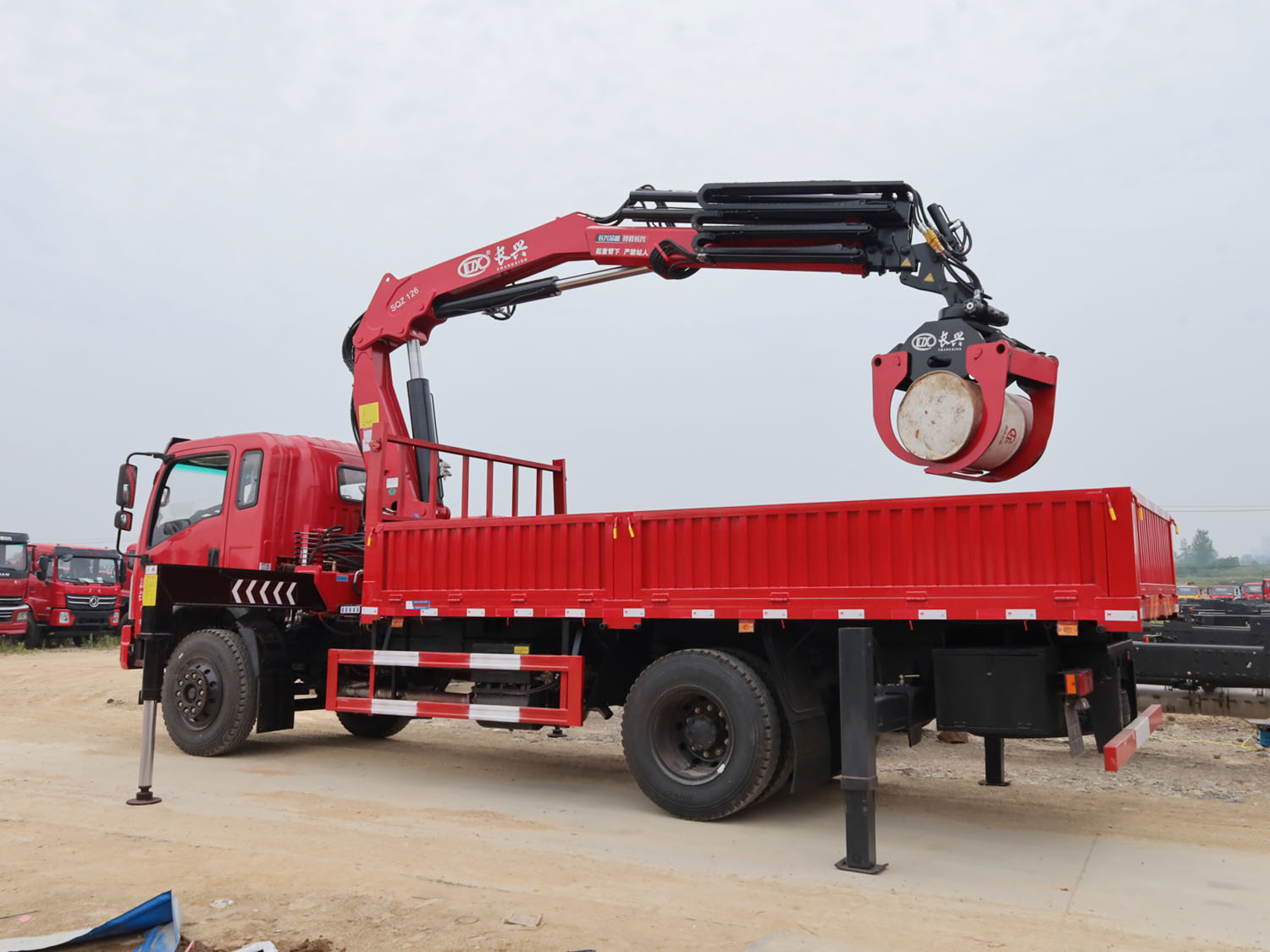 東風D912排半上裝長興6.3噸折臂式吊機(帶夾木器) 東風D912排半上裝長興6.3噸折臂式吊機(帶夾木器)