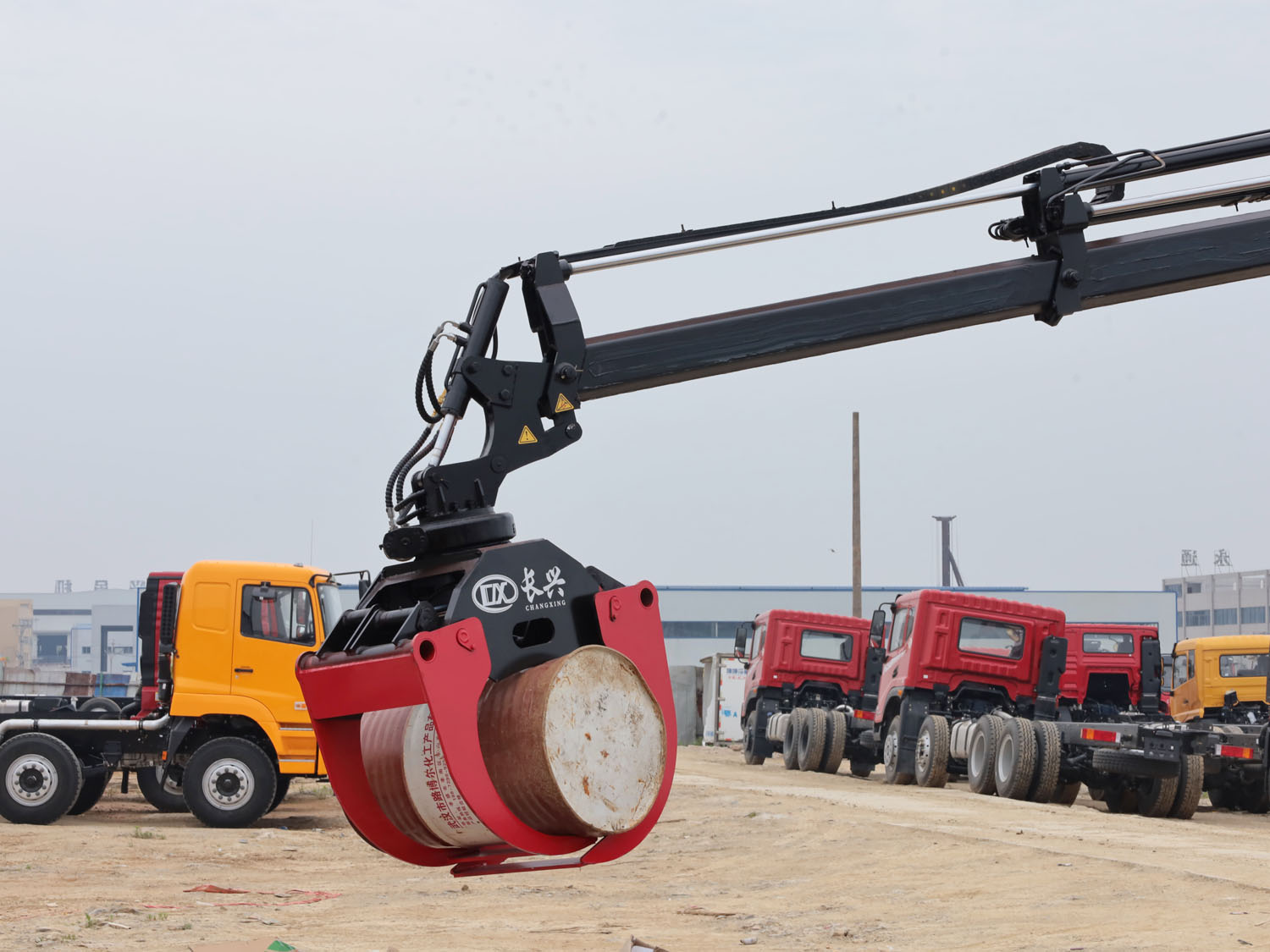 東風D912排半上裝長興6.3噸折臂式吊機(帶夾木器) 東風D912排半上裝長興6.3噸折臂式吊機(帶夾木器)