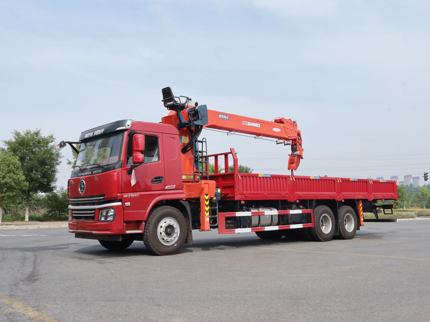 陜汽軒德翼6后雙橋上裝石煤12噸直臂式吊機(jī) 陜汽軒德翼6后雙橋上裝石煤12噸直臂式吊機(jī)