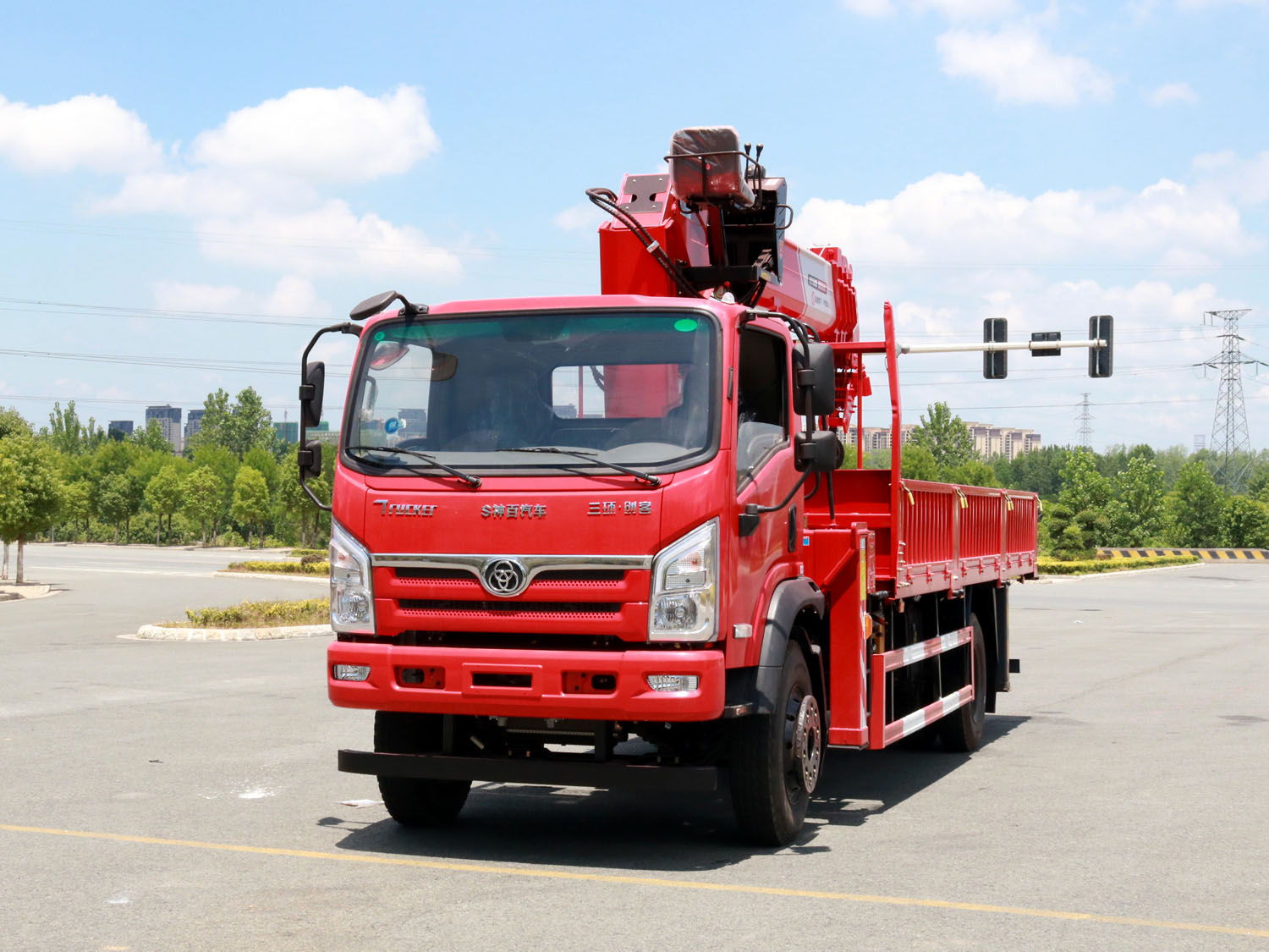 三環(huán)創(chuàng)客單排上裝長(zhǎng)興8噸直臂式吊機(jī) 三環(huán)創(chuàng)客單排上裝長(zhǎng)興8噸直臂式吊機(jī)