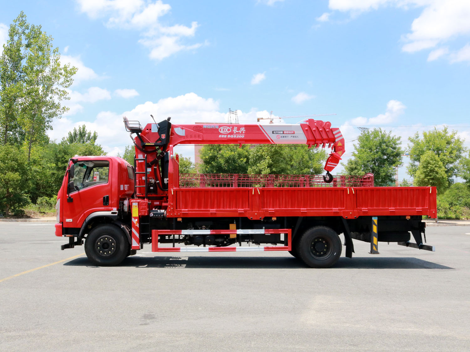 三環(huán)創(chuàng)客單排上裝長(zhǎng)興8噸直臂式吊機(jī) 三環(huán)創(chuàng)客單排上裝長(zhǎng)興8噸直臂式吊機(jī)