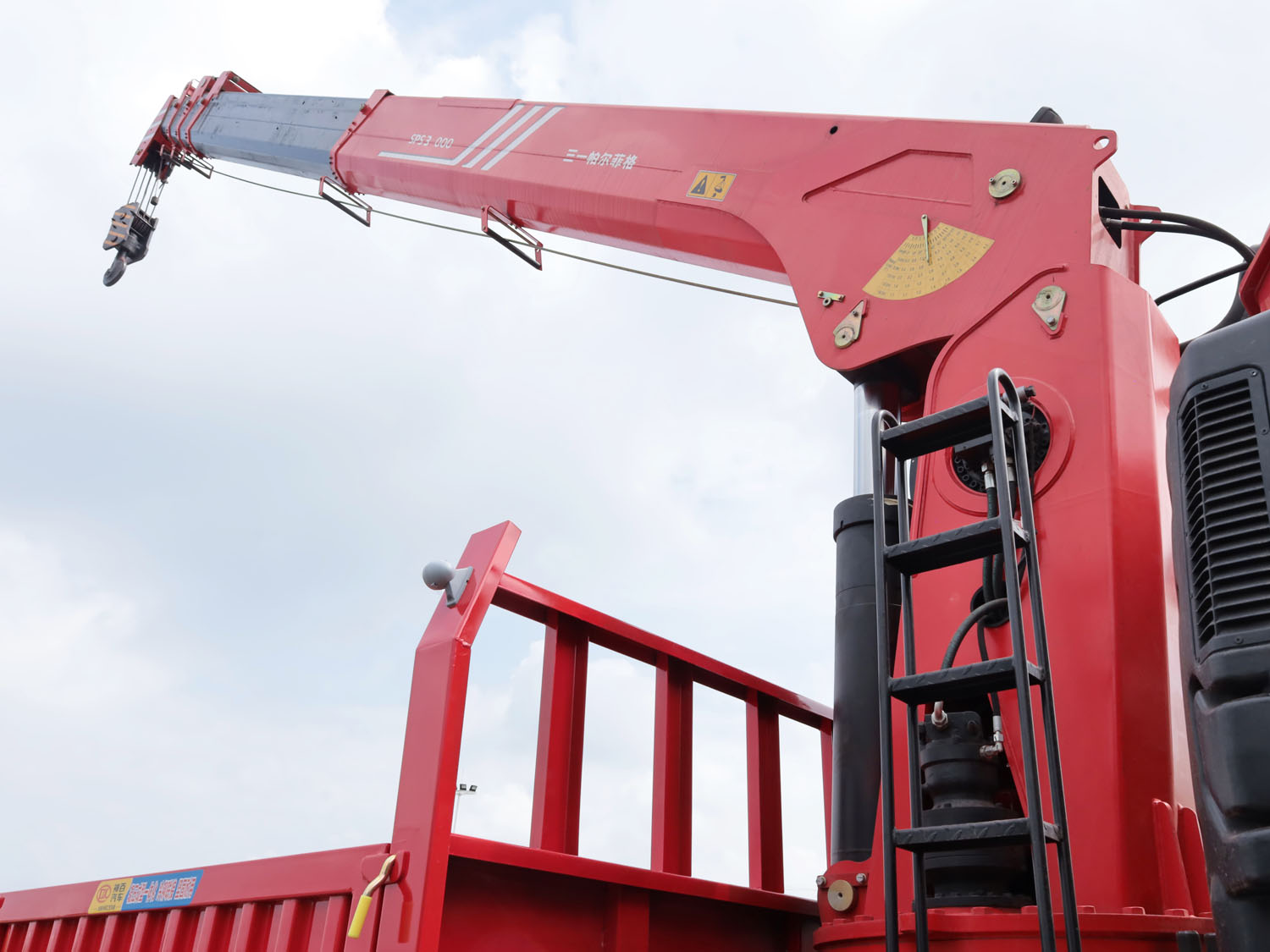 東風(fēng)A5前四后八上裝三一14噸直臂式吊機(jī)