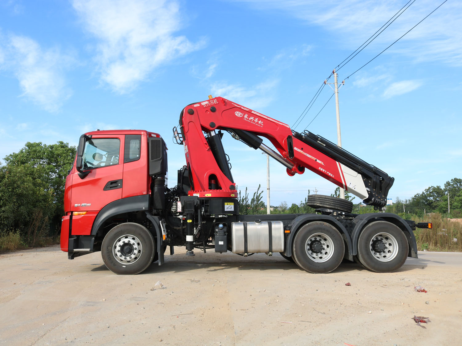 東風(fēng)天龍KL牽引頭上裝長興30噸折臂式吊機(jī)