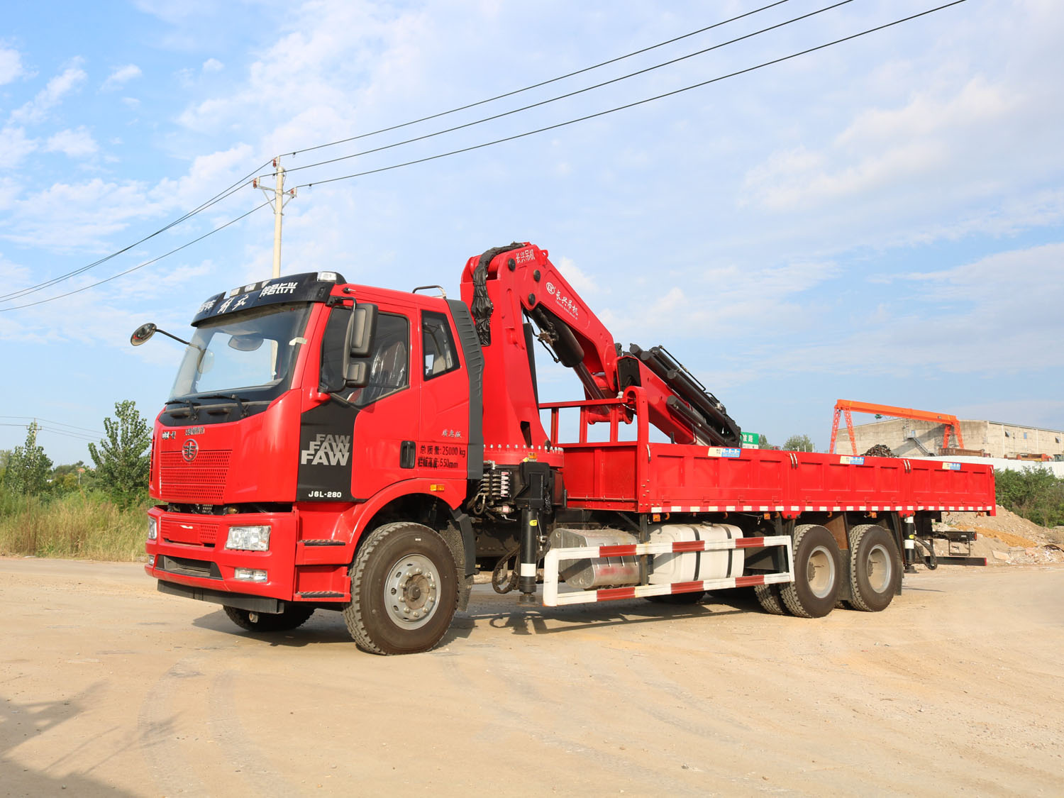 解放J6L后雙橋上裝長興20噸折臂式吊機 解放J6L后雙橋上裝長興20噸折臂式吊機