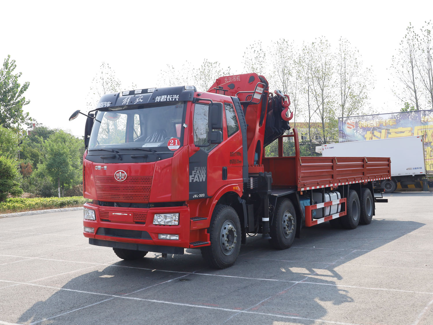 解放J6L前四后八上裝長興25噸折臂式吊機(jī)