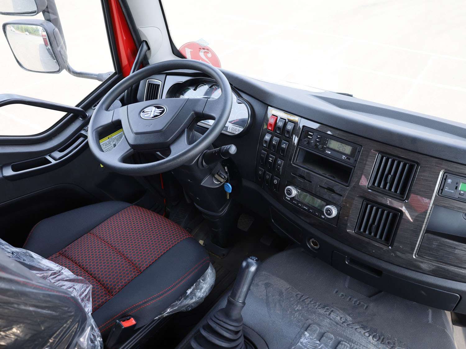 解放J6L前四后八上裝長興25噸折臂式吊機(jī)