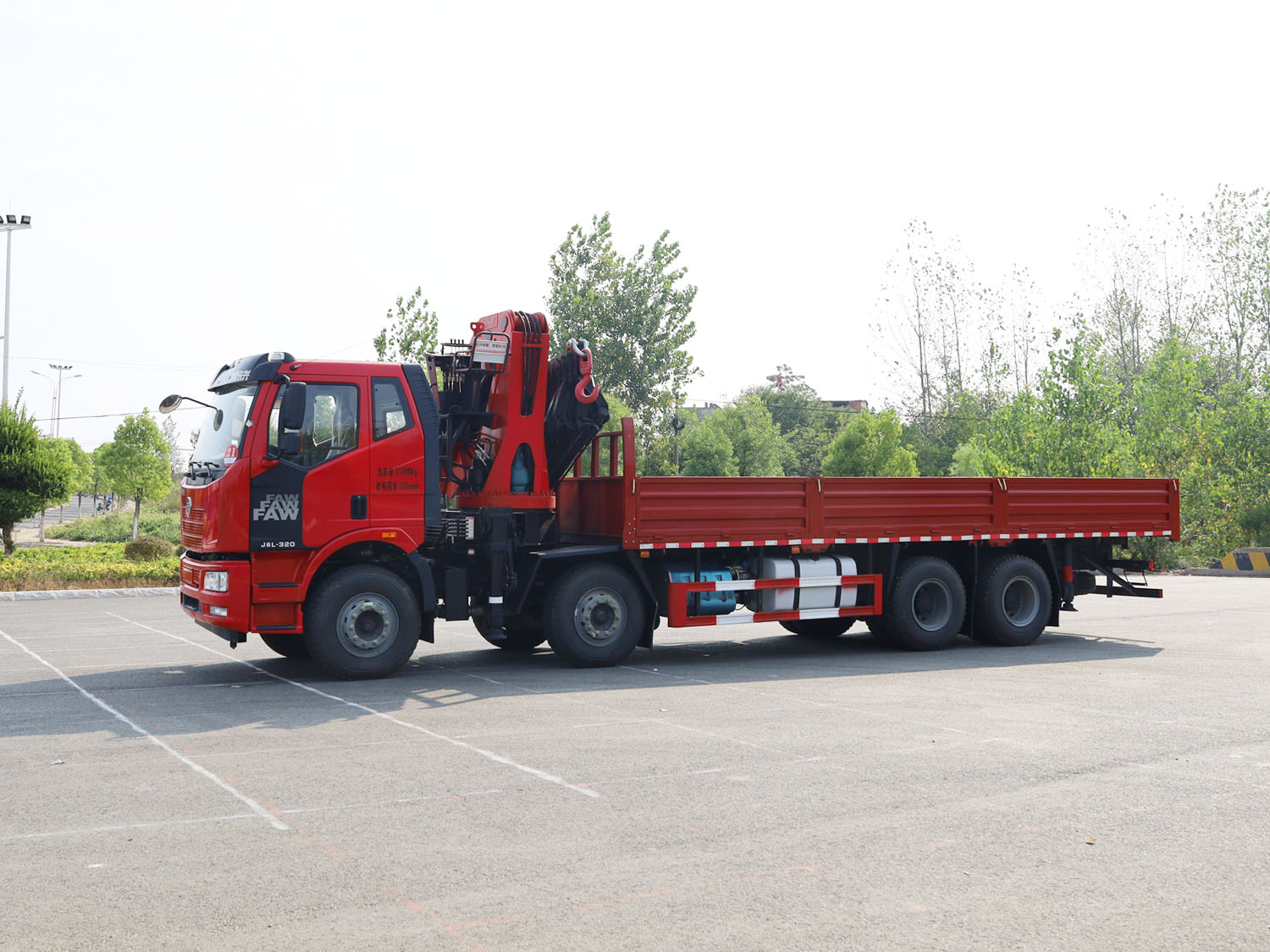 解放J6L前四后八上裝長興25噸折臂式吊機(jī)