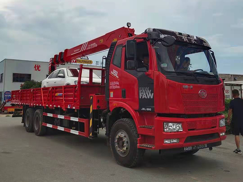 解放J6后八輪三一12噸隨車吊 解放J6后八輪三一12噸隨車吊